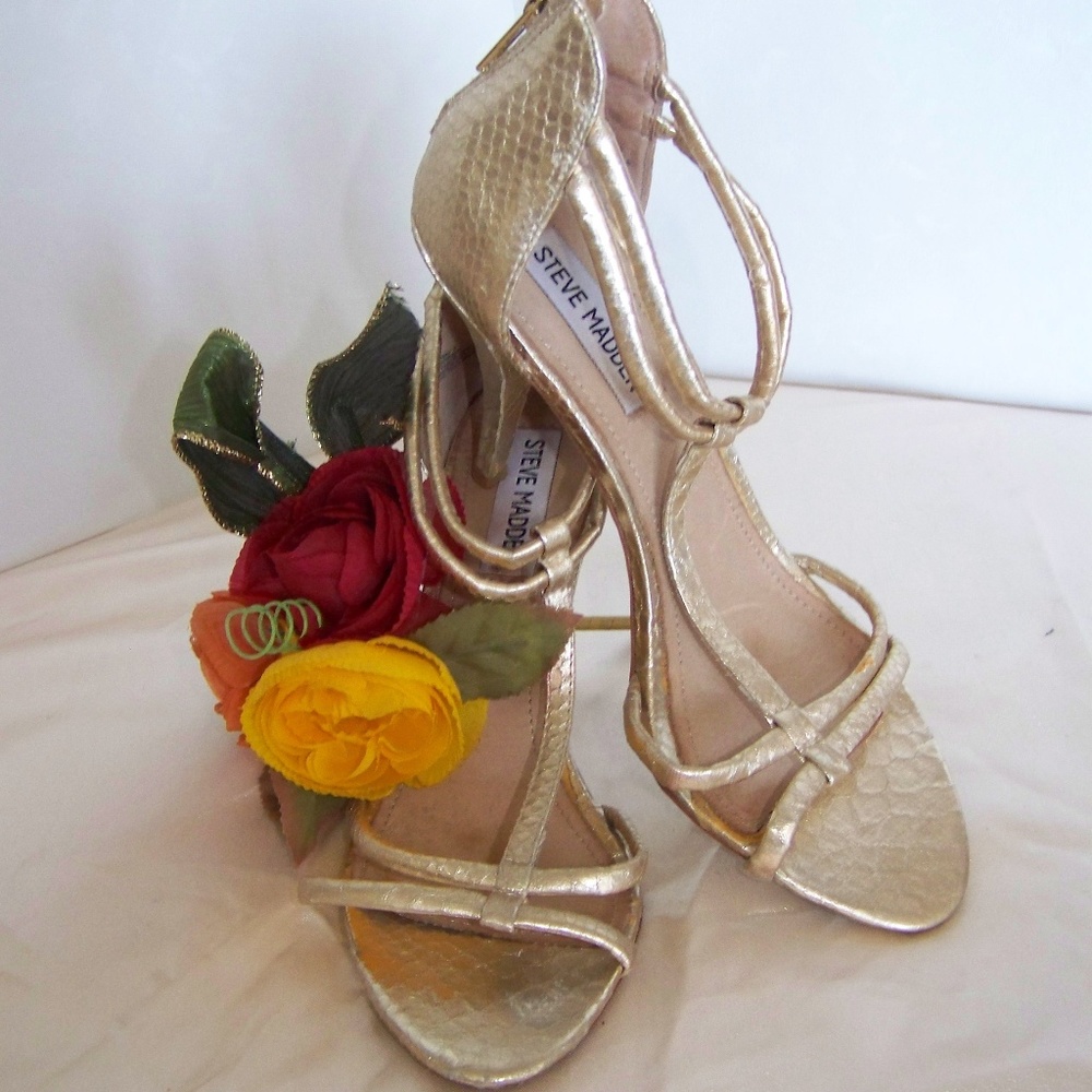 STEVE MADDEN GOLD STRAPPY HEELS WITH ZIPPERS